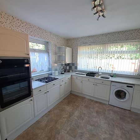 Dalton House - Three Bedroom Property Stretford Free Parking Near The Trafford Centre Manchester Kültér fotó
